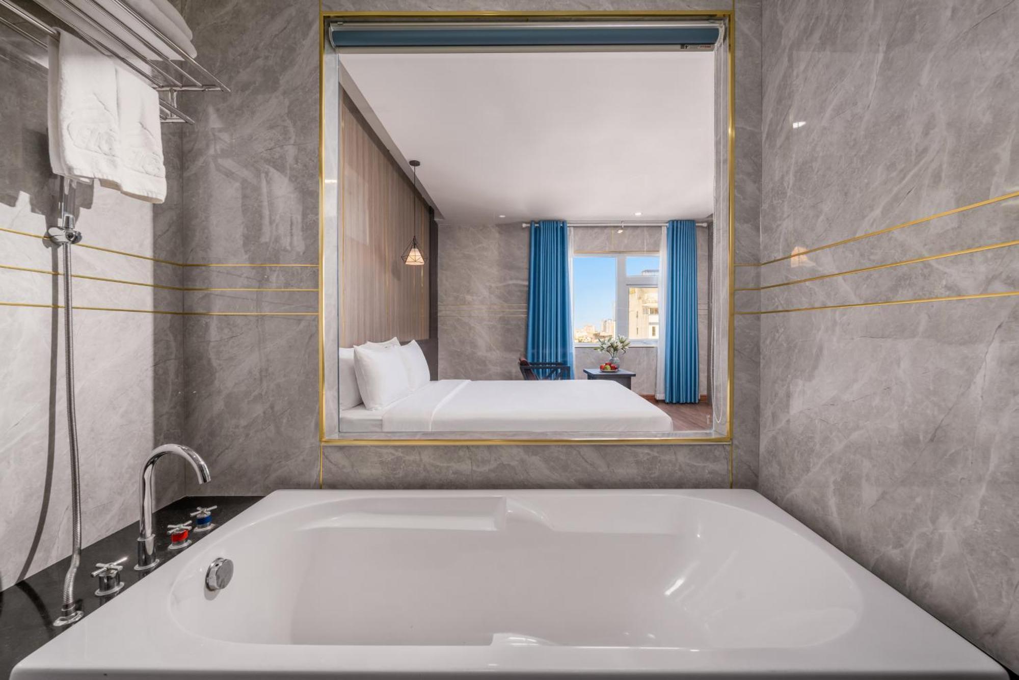 Suite Room City View with Bathtub