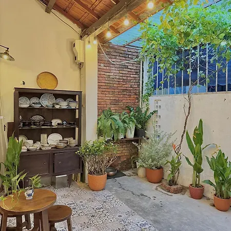 Peaceful Vietnamese - Style House, Yard & Bathtub-2